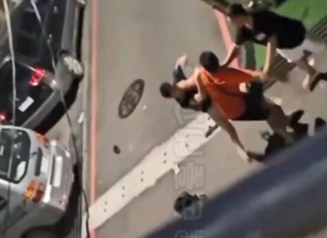 上海迪士尼全武行影片疯传！夫妻与情侣拳脚相向，连小孩也被狠打，警方介入（视频/组图） - 5