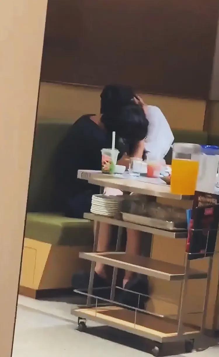 男女在海底捞当众行不雅之事：肮脏画面流出，一细节难以启齿（组图） - 2