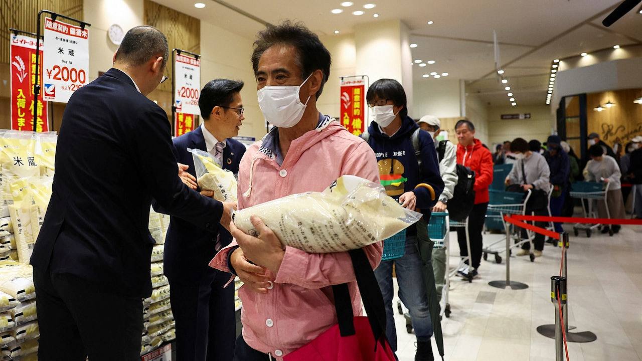 日本政府推市价50%储备米应对米荒，大量民众连夜冒雨排队抢购（组图） - 1