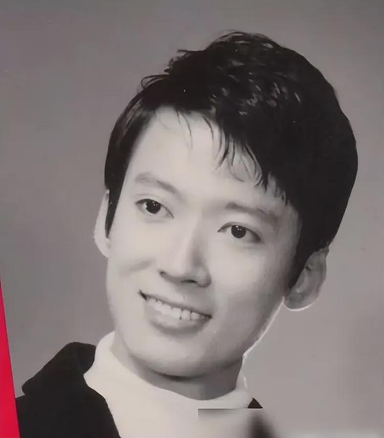 78岁演员方刚离世,晚年生活奢华,珠宝藏品无数,狗都戴珍珠项链(组图) - 12