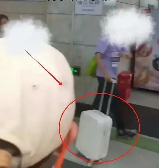 上海地铁短裙少女猛踹男路人裆部后续:现场视频流出评论区全在看她的大长腿…(视频/组图) - 4