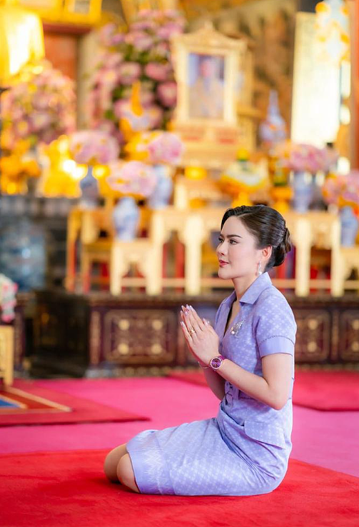 泰王室新大瓜!两位90后新宠妃与流亡归国二王子公开较劲争表现,后者不惜剃度出家向父王表衷心?(组图) - 10