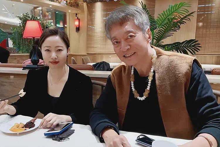 78岁演员方刚离世,晚年生活奢华,珠宝藏品无数,狗都戴珍珠项链(组图) - 5
