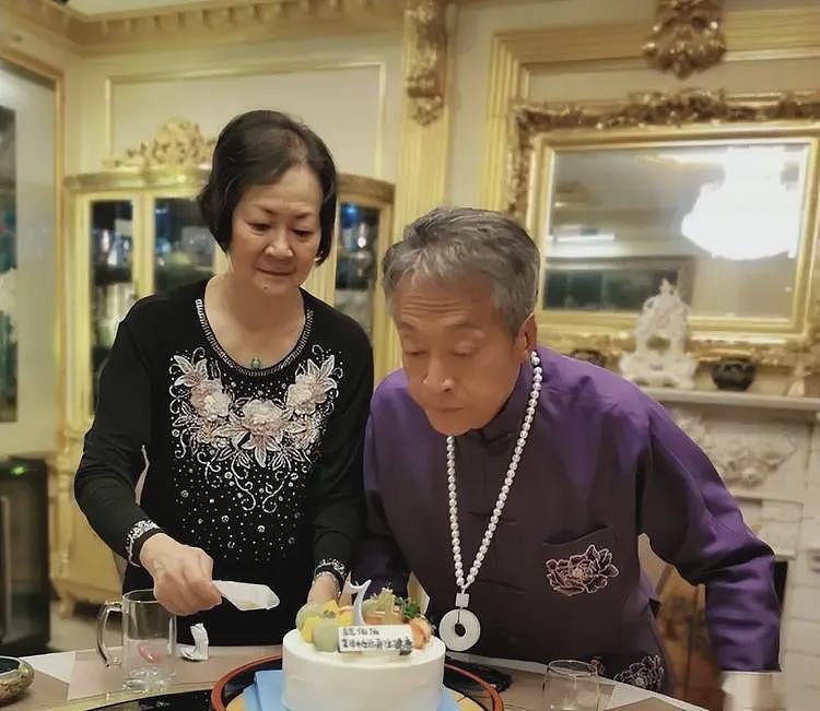 78岁演员方刚离世,晚年生活奢华,珠宝藏品无数,狗都戴珍珠项链(组图) - 6