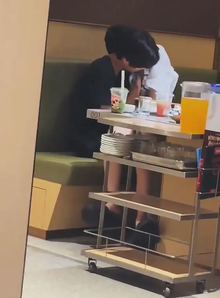 男女在海底捞当众行不雅之事：肮脏画面流出，一细节难以启齿（组图） - 3
