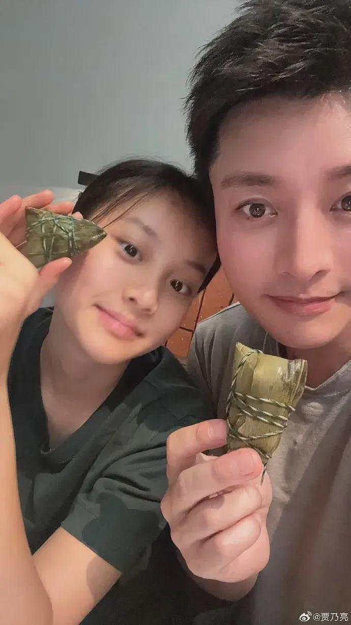 贾乃亮晒与甜馨端午节合照，父女五官如同复制粘贴（组图） - 5
