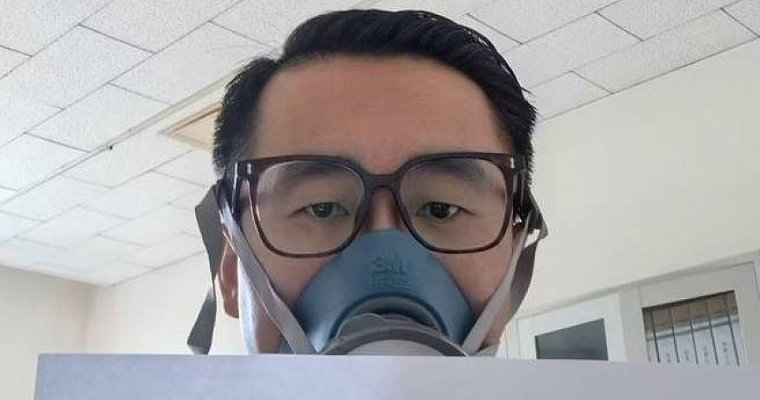 避免二手烟危害…河北男每天戴防毒面具上班被笑怪人，主管劝1句话他无奈（组图） - 1