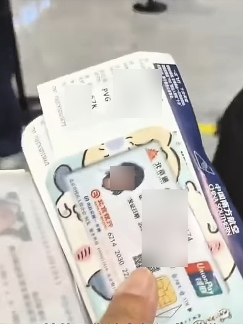 中国妹子因妆太浓在机场刷脸失败，她被逼当众卸妆，尴尬瞬间被外媒盯上了（视频/组图） - 3