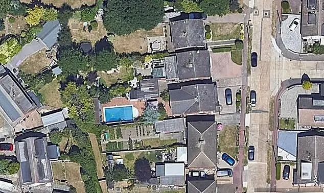 一户居民在后花园私建美发沙龙,英国邻居们怒了!(组图) - 2
