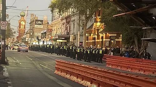 警察被打伤!昨夜几万人涌入市区,墨尔本警方严阵以待,多家警局临时关闭!(组图) - 8