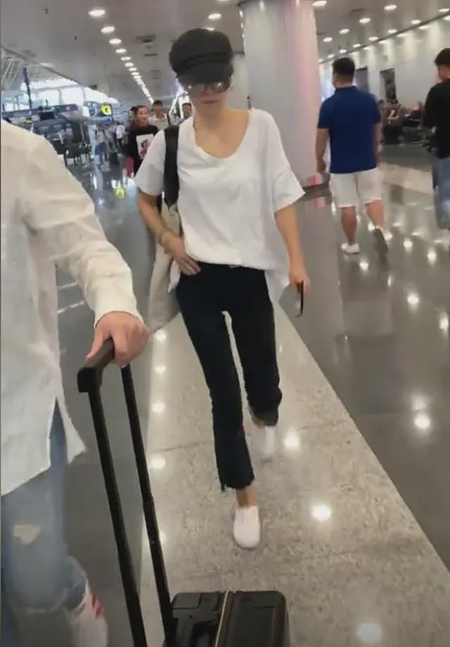 48岁马伊琍被偶遇,瘦成皮包骨,走路驼背膝内扣,骨盆晃动太明显(组图) - 3