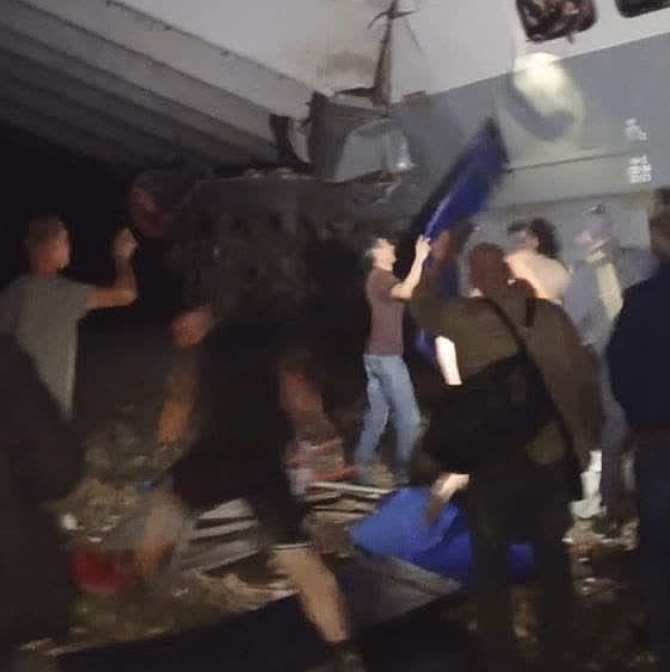 7死数十伤!俄罗斯桥梁“倒塌砸中火车”,俄媒:桥被炸(视频/组图) - 4