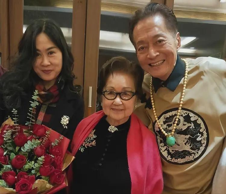 78岁演员方刚离世,晚年生活奢华,珠宝藏品无数,狗都戴珍珠项链(组图) - 7