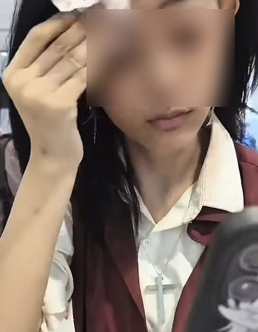 中国妹子因妆太浓在机场刷脸失败，她被逼当众卸妆，尴尬瞬间被外媒盯上了（视频/组图） - 4