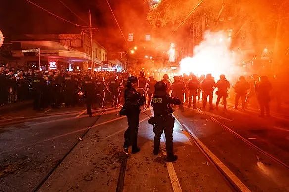 警察被打伤!昨夜几万人涌入市区,墨尔本警方严阵以待,多家警局临时关闭!(组图) - 7