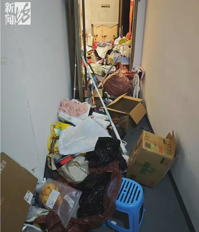 臭到离谱! 上海独居老人疯狂囤垃圾，3600万豪宅变垃圾场，邻居被迫卖房（组图） - 1