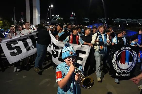 警察被打伤!昨夜几万人涌入市区,墨尔本警方严阵以待,多家警局临时关闭!(组图) - 9