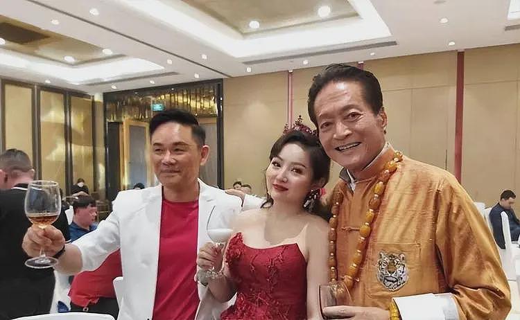 78岁演员方刚离世,晚年生活奢华,珠宝藏品无数,狗都戴珍珠项链(组图) - 4
