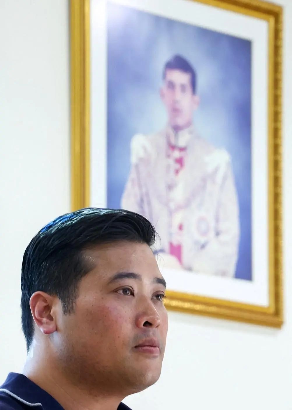 泰王室新大瓜!两位90后新宠妃与流亡归国二王子公开较劲争表现,后者不惜剃度出家向父王表衷心?(组图) - 29