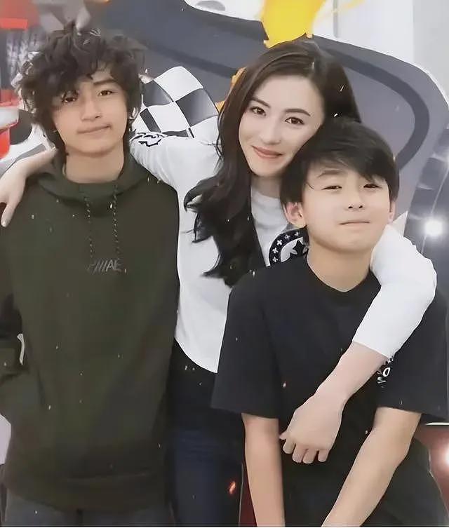 张柏芝晒端午vlog!大儿子从新加坡给她带最爱的蛋糕,幸福到流泪(组图) - 1