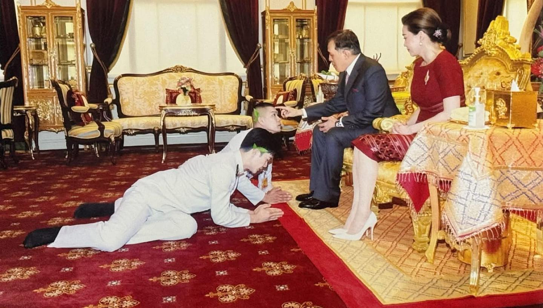 泰王室新大瓜!两位90后新宠妃与流亡归国二王子公开较劲争表现,后者不惜剃度出家向父王表衷心?(组图) - 1