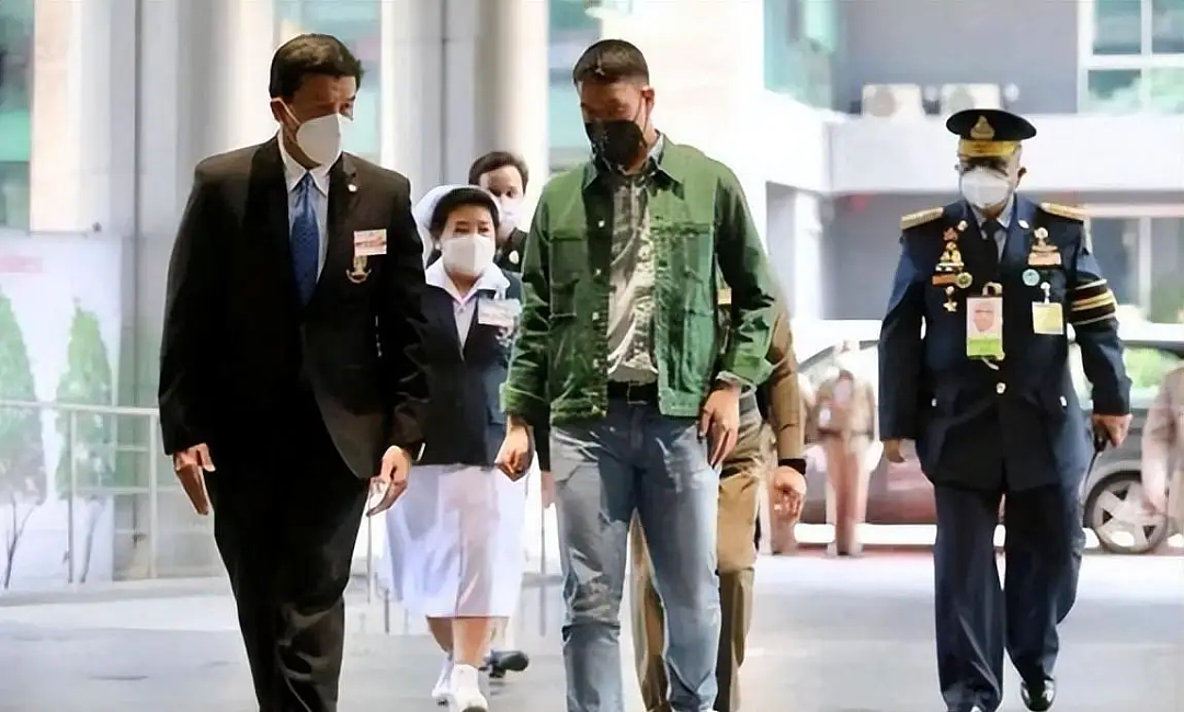 泰王室新大瓜!两位90后新宠妃与流亡归国二王子公开较劲争表现,后者不惜剃度出家向父王表衷心?(组图) - 25