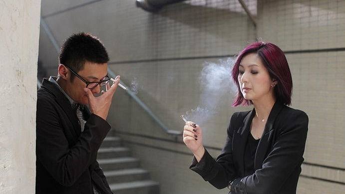 国企同事全都在办公室吸烟!上司竟劝干脆一起抽,男子这样做绝了(组图) - 1
