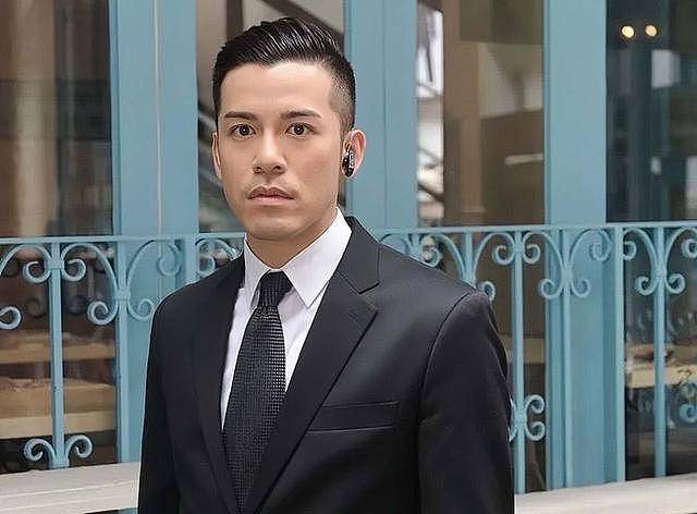 重口味！香港知名男星拍视频为流量舔马桶盖，与女友好事将近（组图） - 5