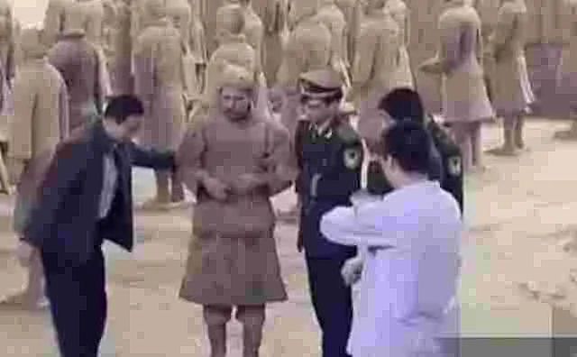 跳进兵马俑坑内推拉陶俑造成损坏！男子抓到了，患精神疾病......（组图） - 6