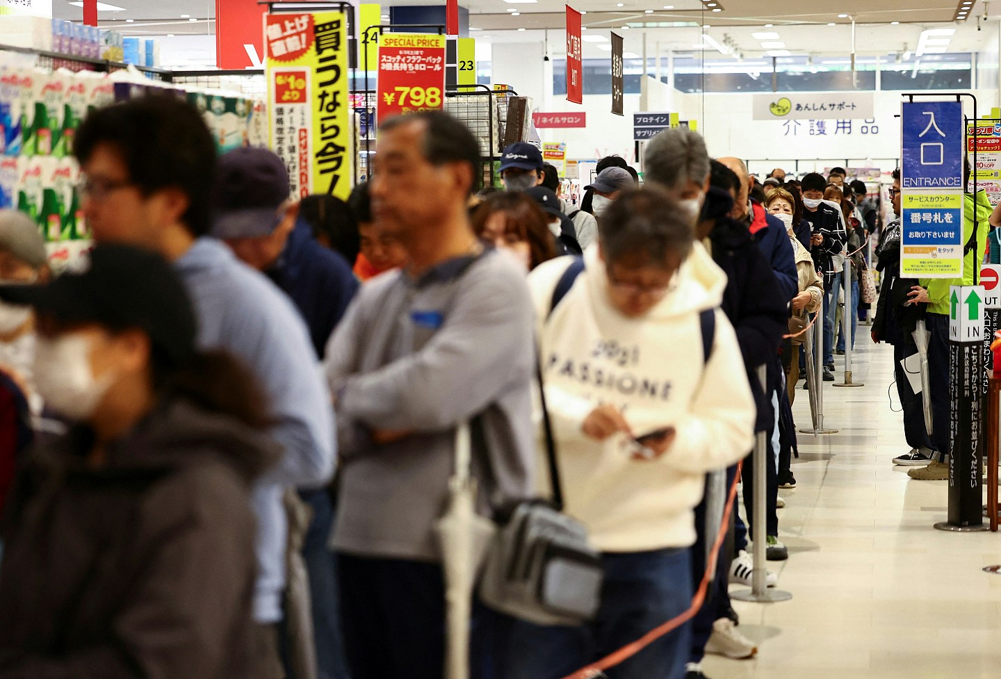 日本政府推市价50%储备米应对米荒，大量民众连夜冒雨排队抢购（组图） - 4
