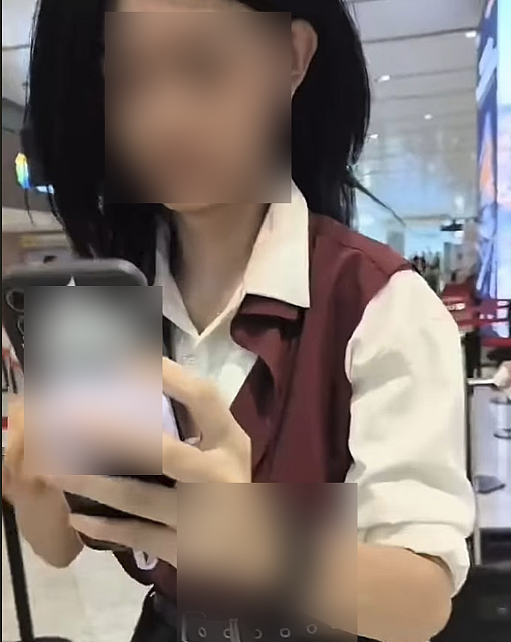 中国妹子因妆太浓在机场刷脸失败，她被逼当众卸妆，尴尬瞬间被外媒盯上了（视频/组图） - 2