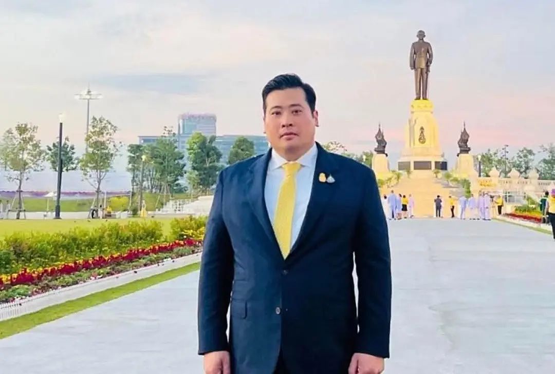 泰王室新大瓜!两位90后新宠妃与流亡归国二王子公开较劲争表现,后者不惜剃度出家向父王表衷心?(组图) - 16