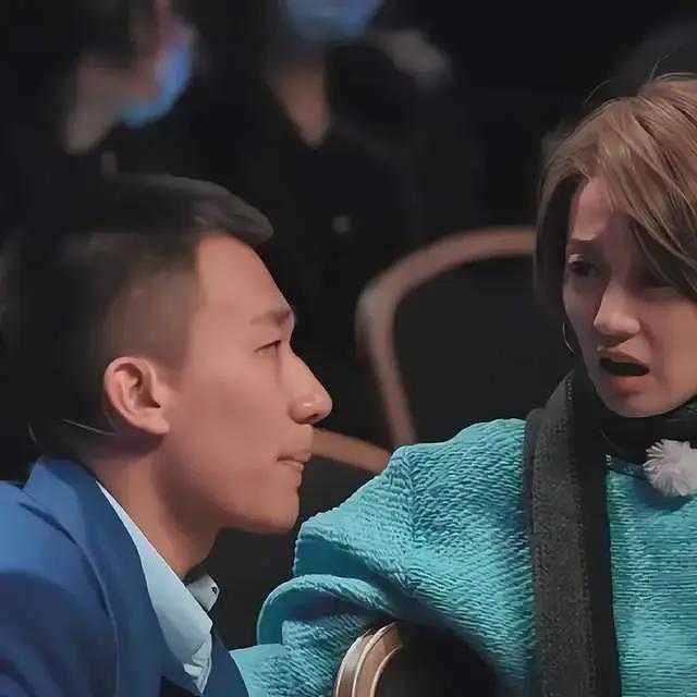 48岁马伊琍被偶遇,瘦成皮包骨,走路驼背膝内扣,骨盆晃动太明显(组图) - 11
