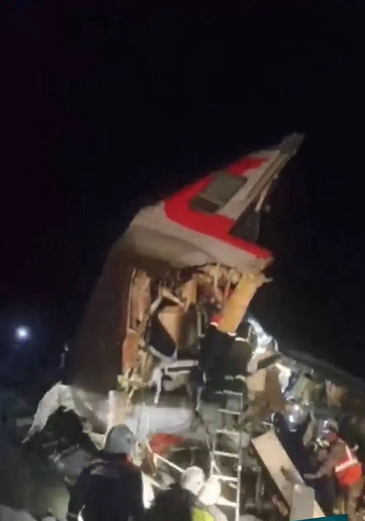 俄罗斯一座桥梁坍塌，7人死亡，另有数十人受伤！媒体：有人引爆4个装置，致车头及4节车厢坠落（视频/组图） - 3