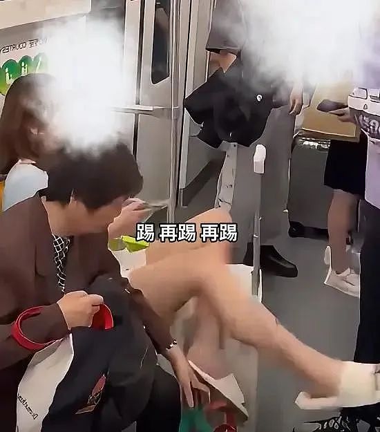 上海地铁短裙少女猛踹男路人裆部后续:现场视频流出评论区全在看她的大长腿…(视频/组图) - 3