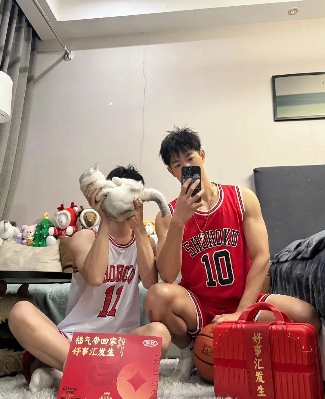 【帅哥】山东黑皮极品双1体育生,酒店里一起喝进口奶茶...(组图) - 8