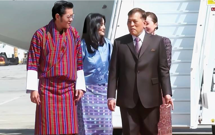 泰王室新大瓜!两位90后新宠妃与流亡归国二王子公开较劲争表现,后者不惜剃度出家向父王表衷心?(组图) - 15