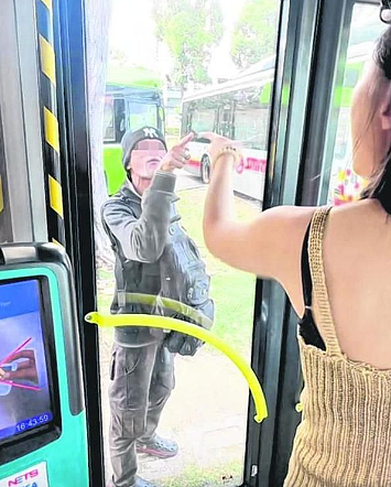 “中国人别来新加坡!” 女游客巴士上遭醉汉骚扰:被竖中指、抢手机... 现场画面曝光(组图) - 3