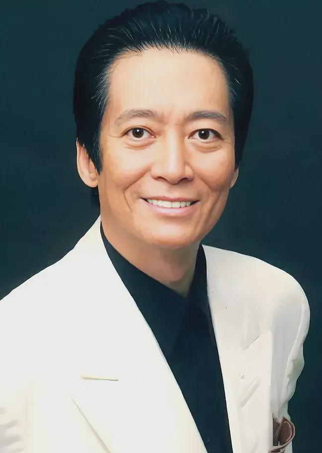 78岁演员方刚离世,晚年生活奢华,珠宝藏品无数,狗都戴珍珠项链(组图) - 1