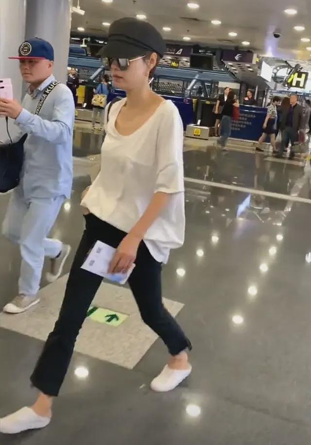 48岁马伊琍被偶遇,瘦成皮包骨,走路驼背膝内扣,骨盆晃动太明显(组图) - 2