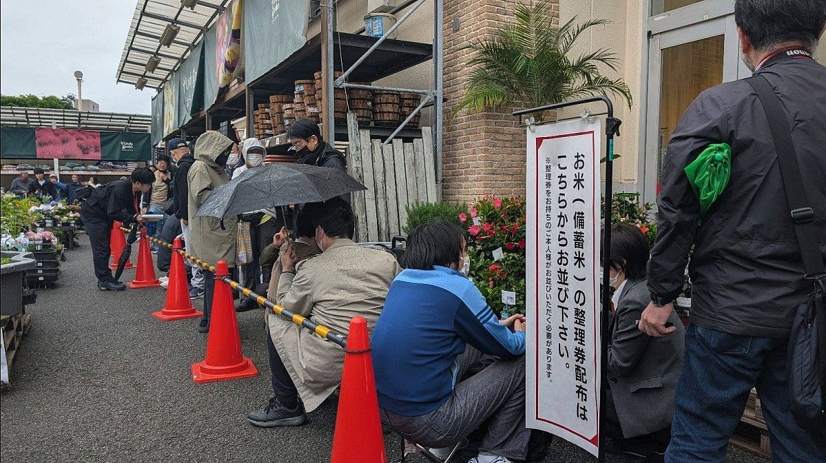 日本政府推市价50%储备米应对米荒，大量民众连夜冒雨排队抢购（组图） - 5