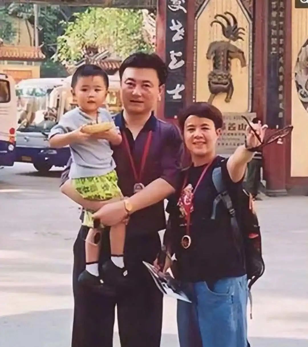 金龟子女儿努力“蹭妈”，郎永淳儿子毕业一年家里蹲：父母的托举，到底是跳板还是牢笼？（组图） - 13