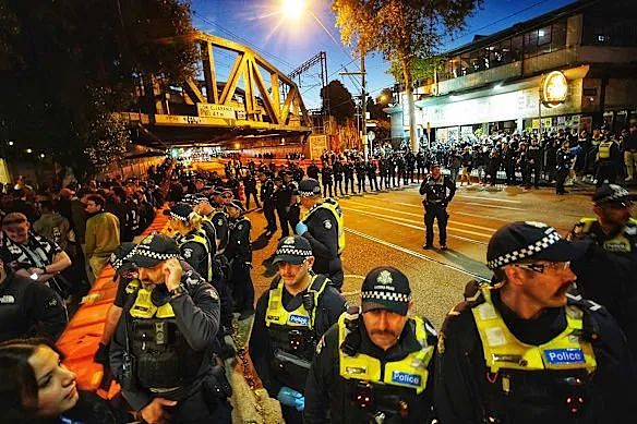 警察被打伤!昨夜几万人涌入市区,墨尔本警方严阵以待,多家警局临时关闭!(组图) - 2