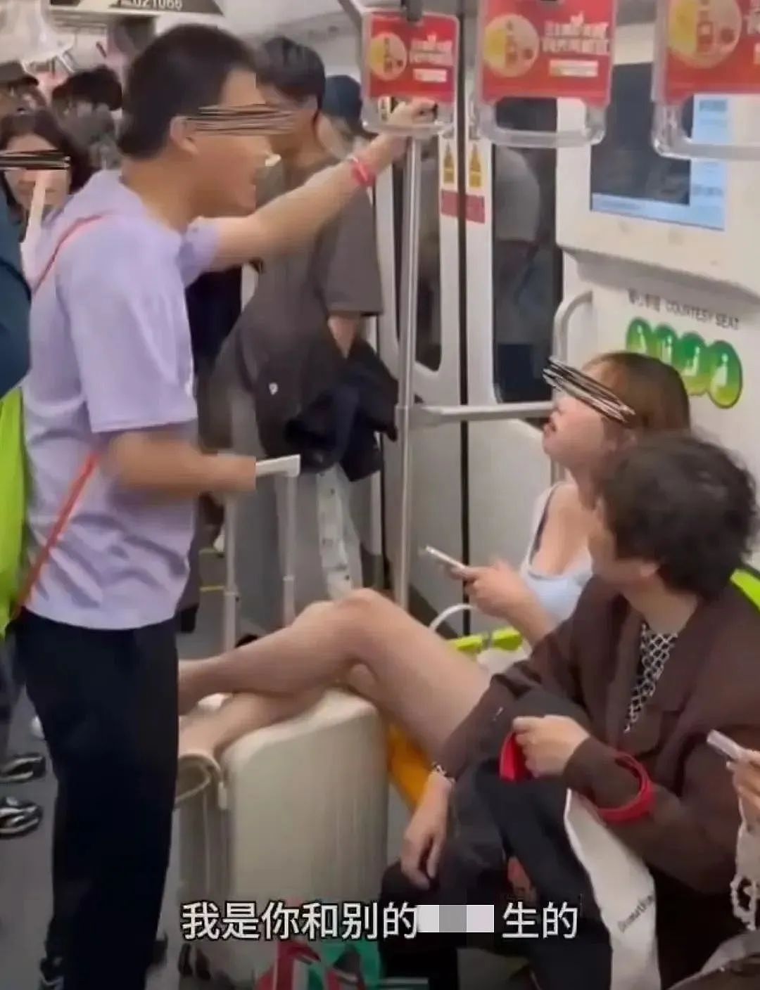 上海地铁短裙少女猛踹男路人裆部后续:现场视频流出评论区全在看她的大长腿…(视频/组图) - 2
