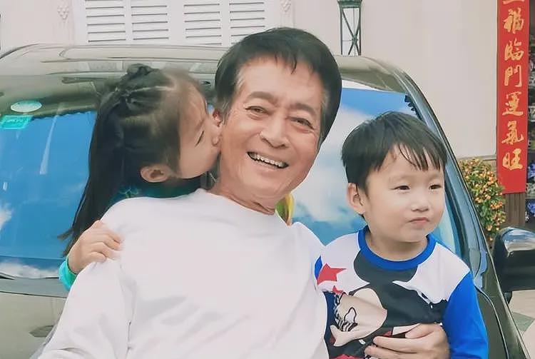 78岁演员方刚离世,晚年生活奢华,珠宝藏品无数,狗都戴珍珠项链(组图) - 17