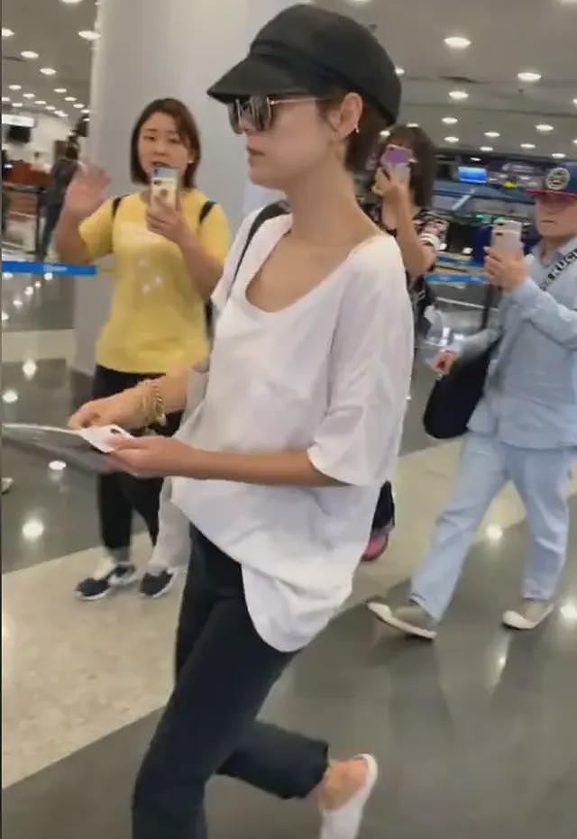 48岁马伊琍被偶遇,瘦成皮包骨,走路驼背膝内扣,骨盆晃动太明显(组图) - 7