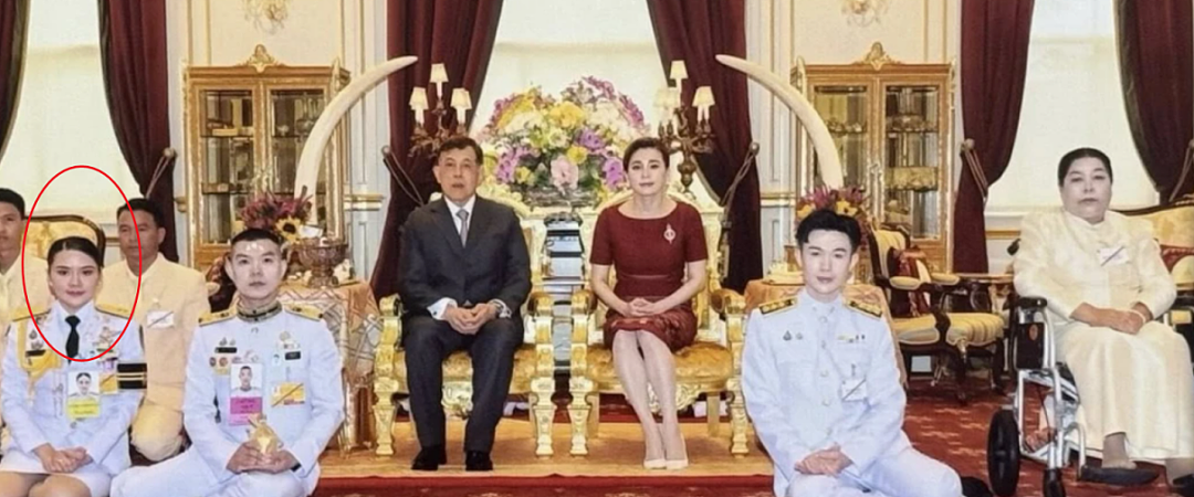 泰王室新大瓜!两位90后新宠妃与流亡归国二王子公开较劲争表现,后者不惜剃度出家向父王表衷心?(组图) - 3