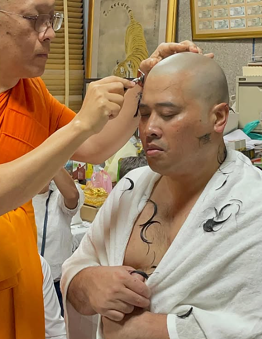 泰王室新大瓜!两位90后新宠妃与流亡归国二王子公开较劲争表现,后者不惜剃度出家向父王表衷心?(组图) - 17