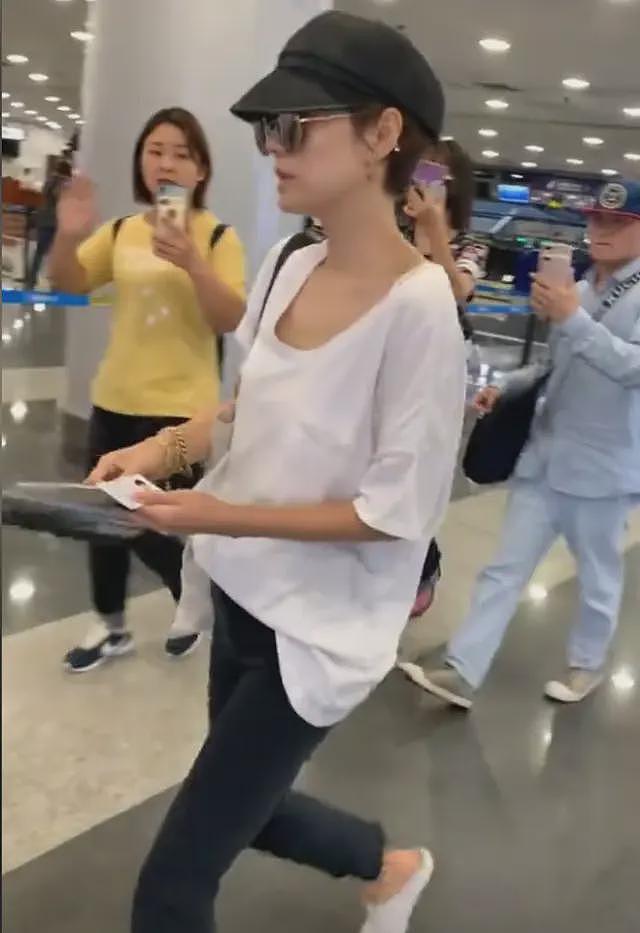 48岁马伊琍被偶遇,瘦成皮包骨,走路驼背膝内扣,骨盆晃动太明显(组图) - 10