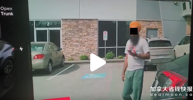 印度男子路边“放飞自我“，拿华人车子当公厕了？行车记录仪拍下辣眼一幕！（组图） - 1